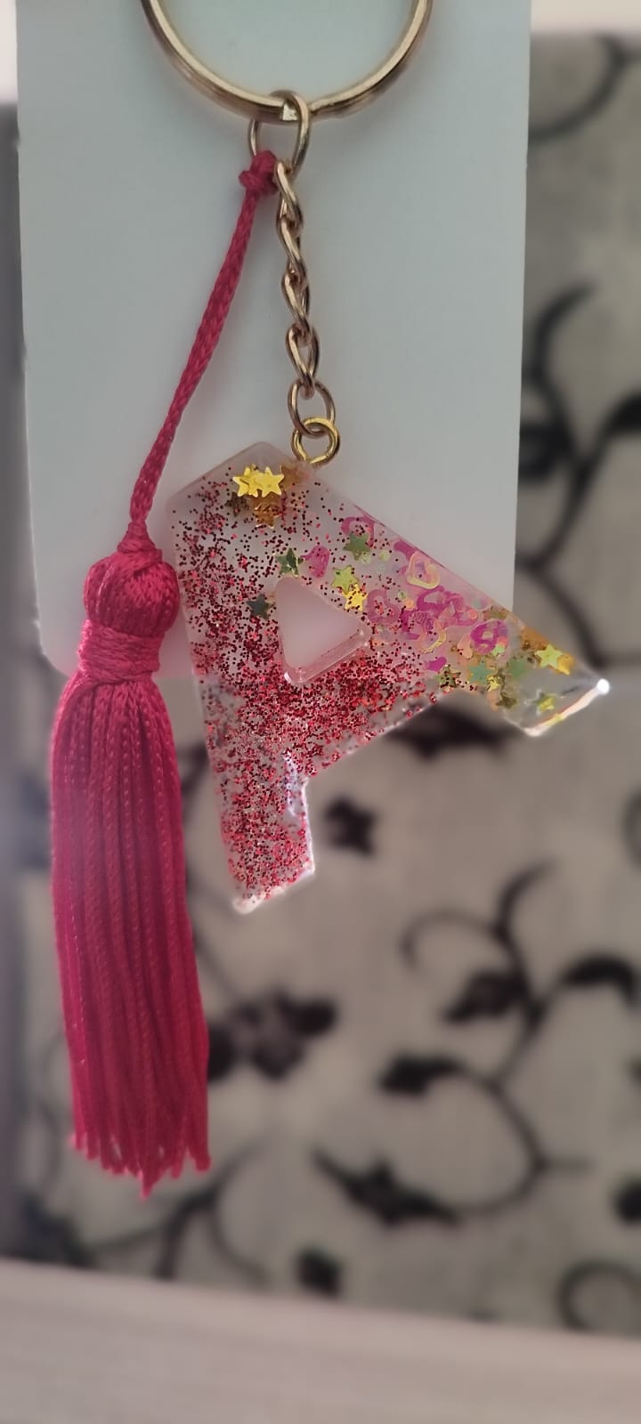 Chaveiro Inicial Personalizada – Resina Premium ''A'' (tassel vermelho)