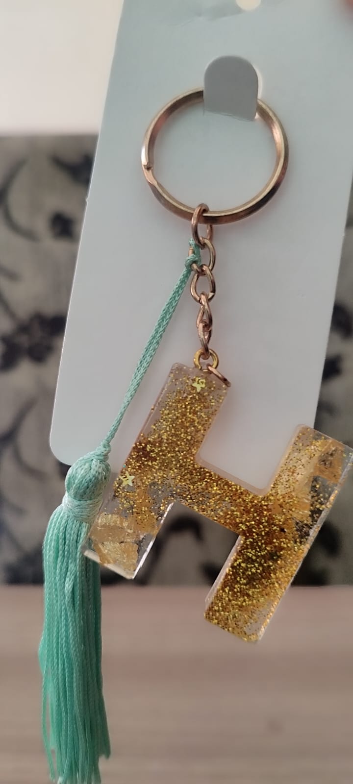 Chaveiro Inicial Personalizada – Resina Premium ''H'' (tassel verde)