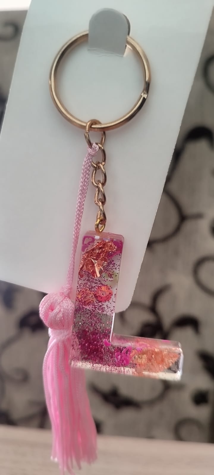 Chaveiro Inicial Personalizada – Resina Premium ''L'' (tassel rosa)