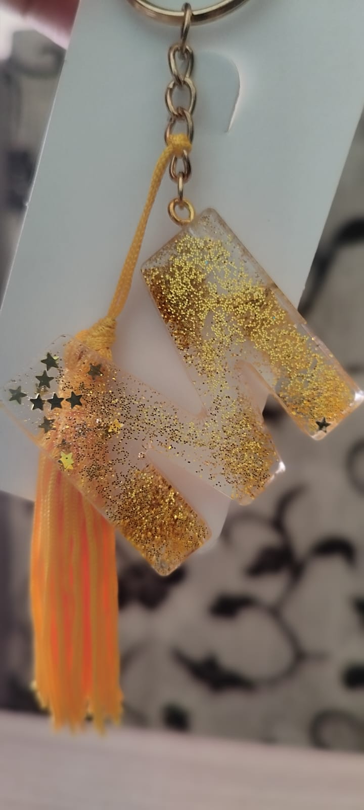 Chaveiro Inicial Personalizada – Resina Premium ''M'' (tassel Amarelo)