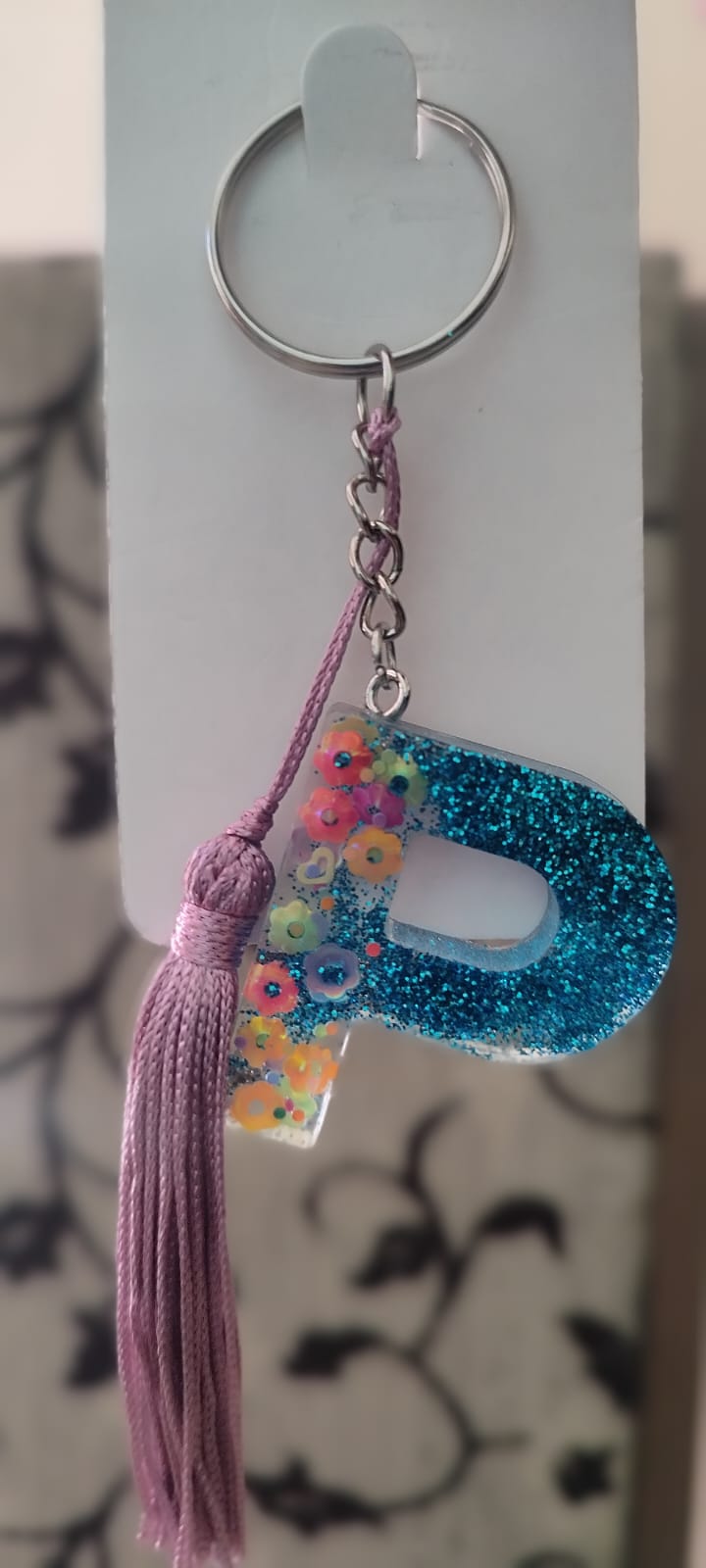 Chaveiro Inicial Personalizada – Resina Premium ''P'' (tassel lilás)