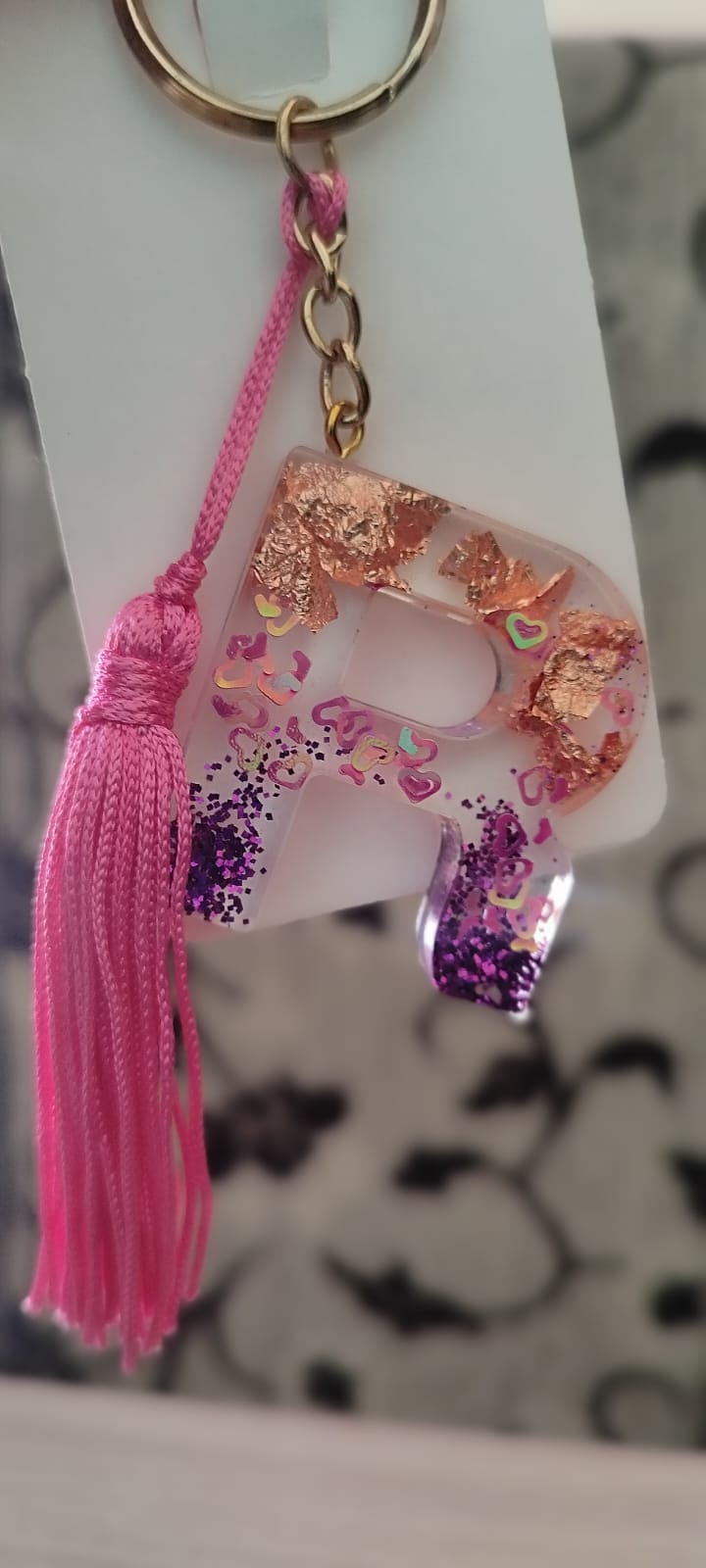 Chaveiro Inicial Personalizada – Resina Premium ''R'' (tassel rosa)